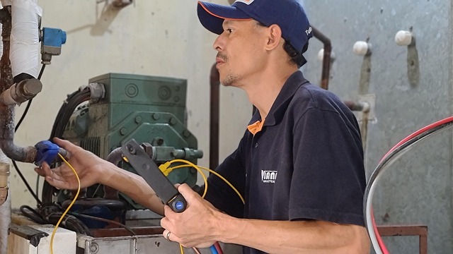 auto-technician-working-640x480-97458404.jpeg