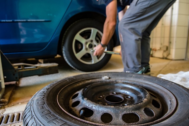 Rear Bumper Repair: Professionals Simplify Insurance Paperwork for Stress-Free Repairs