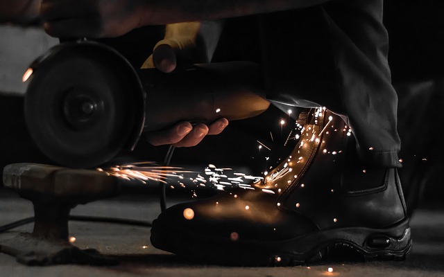 auto-technician-working-640x480-38730057.jpeg