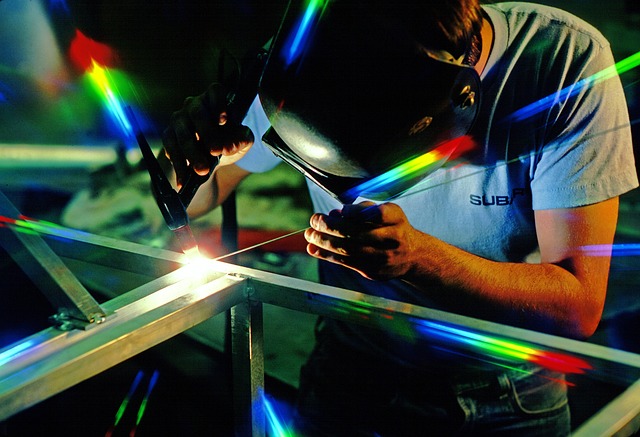 auto-technician-working-640x480-48495728.jpeg
