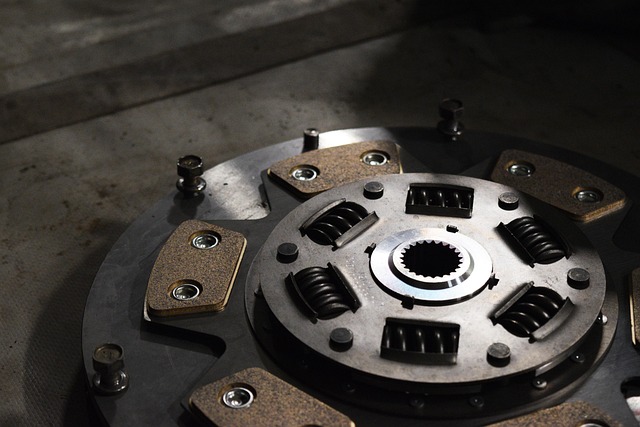 vehicle-repair-shop-640x480-56716645.jpeg